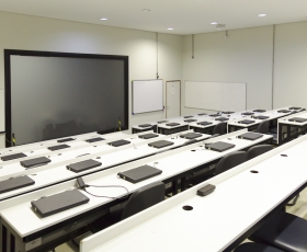 Sala de aula com tela interativa no Campus Gama (FGA). Foto: Raquel Aviani. 26/11/2019